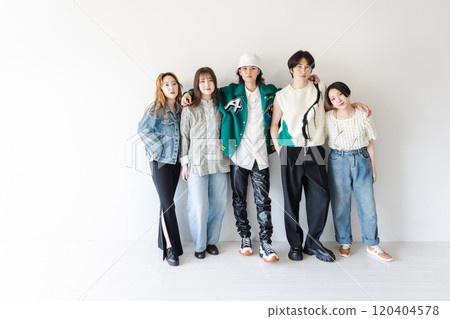 Z世代男女跨肩 120404578