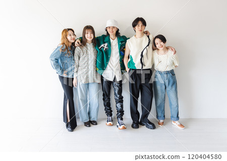 Z世代男女跨肩 120404580
