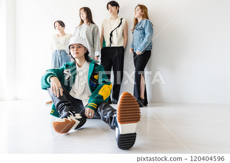 Z 世代男性和女性 Z 世代男性和女性 120404596