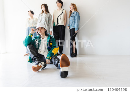 Z 世代男性和女性 120404598