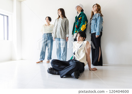 Z 世代男性和女性 Z 世代男性和女性 120404600