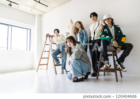 Z 世代男性和女性 120404606