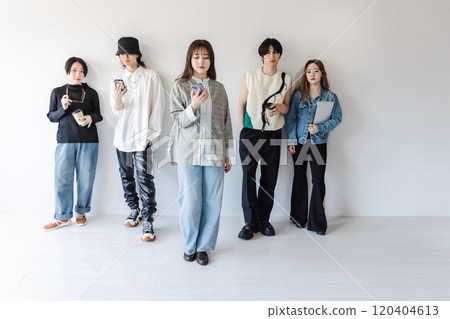 使用智能手機的 Z 世代男女 120404613