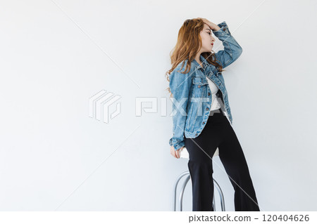坐在椅子上的怪女人，棕色頭髮，喇叭褲 120404626