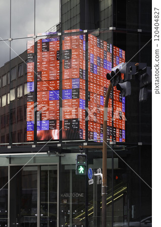 東京中央區 Kabutocho 十字路口顯示股票價格的數位看板 120404827