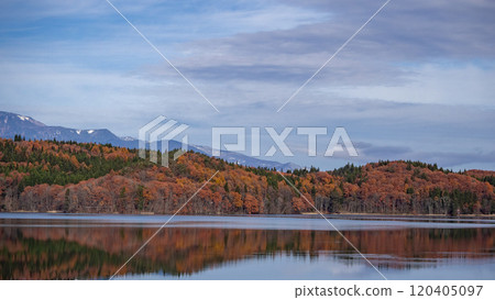 長野縣青木湖湖面上倒映著秋葉的山脈 120405097