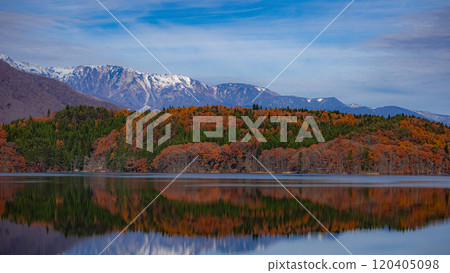長野縣青木湖湖面上倒映著秋葉的山脈 120405098