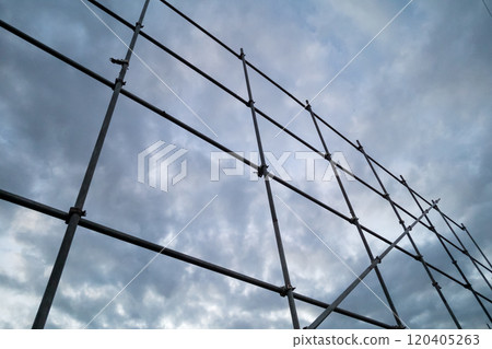 A scene of a protective sheet framework being set up using single-pipe construction pipes at a demolition site A scene of a protective sheet framework being set up using single-pipe construction pipes at a demolition site 120405263