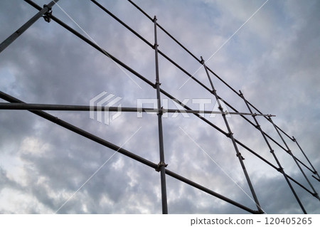 A scene of a protective sheet framework being set up using single-pipe construction pipes at a demolition site A scene of a protective sheet framework being set up using single-pipe construction pipes at a demolition site 120405265