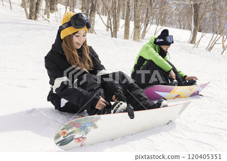 穿著滑雪板的男人和女人 穿著滑雪板的男人和女人 120405351