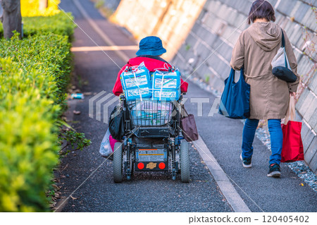日本橫濱市容：狹窄的下坡人行道暗藏危險…階梯、斜坡、空罐頭…老化社會、坐電動輪椅的老年婦女 120405402