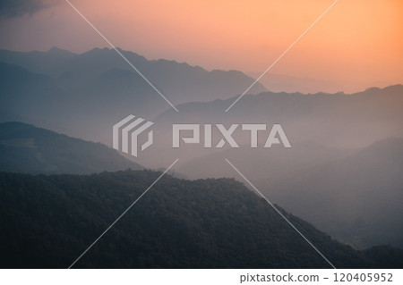 Mountains from above, mountains overlapping with morning fog Mountains from above, mountains overlapping with morning fog 120405952