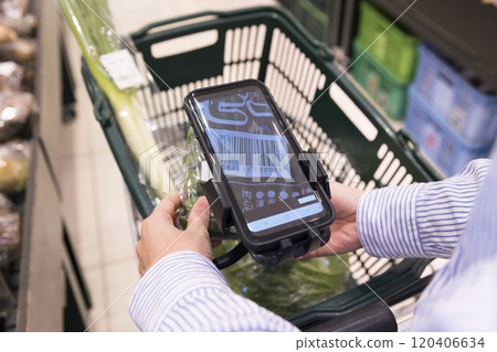 新一代自助註冊收銀機應用程序，適用於使用智能手機收銀機掃描產品的女性 120406634