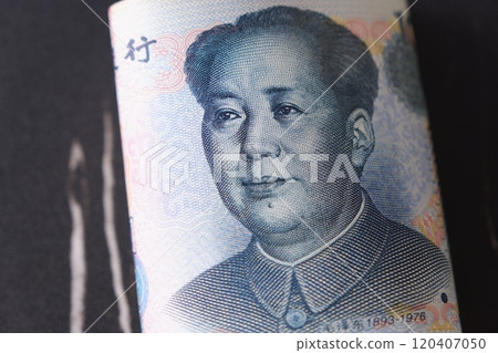 中國的貨幣人民幣(RMB)上有毛澤東的肖像,展現了中國經濟蓬勃發展的形象。 中國的貨幣人民幣(RMB)上有毛澤東的肖像,展現了中國經濟蓬勃發展的形象。 120407050