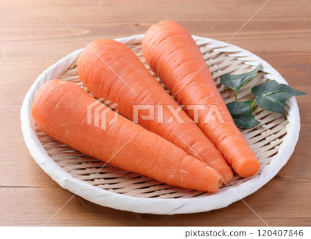 Carrots in a basket (wooden background) 120407846