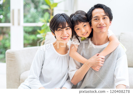 一個家庭在客廳放鬆 120408278