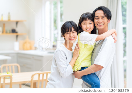 一個家庭在客廳放鬆 120408279