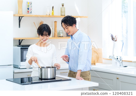 年輕夫婦在廚房做飯 120408321