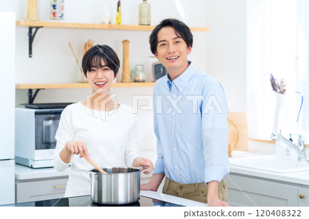 Young couple cooking in the kitchen 120408322