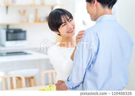 A young couple relaxing in the living room 120408326