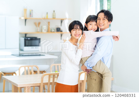 一個家庭在客廳放鬆 120408331