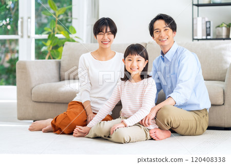 一個家庭在客廳放鬆 120408338