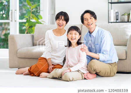 一個家庭在客廳放鬆 120408339