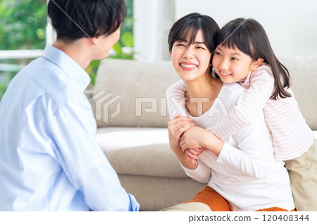 一個家庭在客廳放鬆 120408344