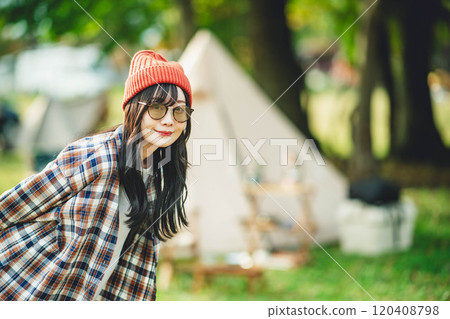 戴著太陽眼鏡和針織帽的時尚露營女孩 戴著太陽眼鏡和針織帽的時尚露營女孩 120408798