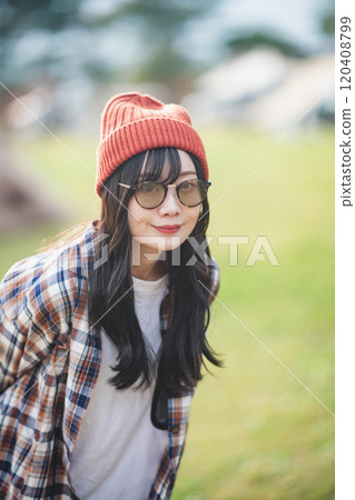 戴著太陽眼鏡和針織帽的時尚露營女孩 120408799