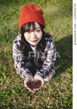 拿著松果的女人 120409258