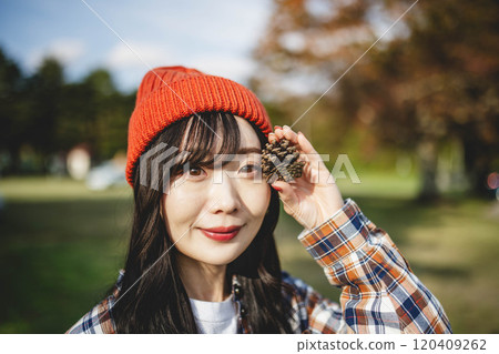 拿著松果的女人 拿著松果的女人 120409262
