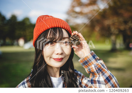 拿著松果的女人 120409263