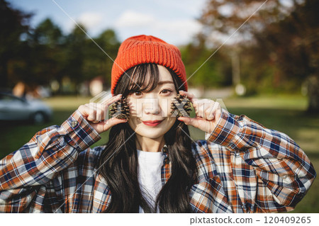 拿著松果的女人 120409265