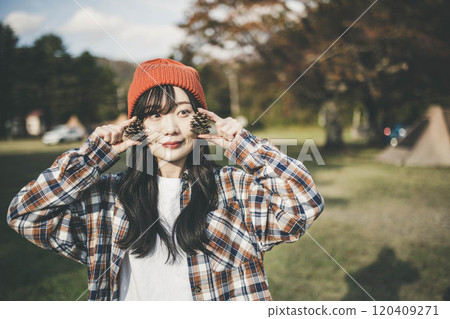 拿著松果的女人 拿著松果的女人 120409271