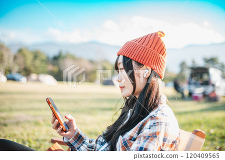 坐在露營地聽音樂的女人 坐在露營地聽音樂的女人 120409565