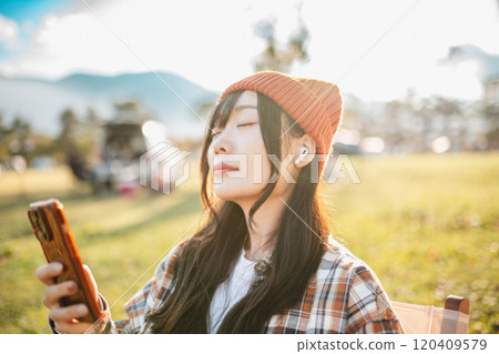 坐在露營地聽音樂的女人 坐在露營地聽音樂的女人 120409579