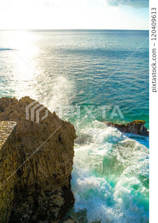 印度尼西亞巴厘島岩壁上濺起的水花 120409613