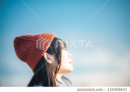 young woman looking up at the sky young woman looking up at the sky 120409643