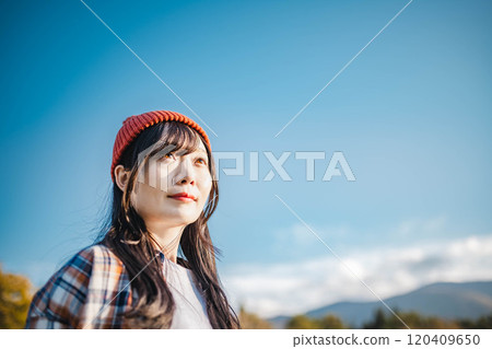仰望天空的年輕女子 120409650