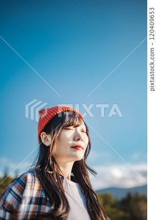 仰望天空的年輕女子 仰望天空的年輕女子 120409653