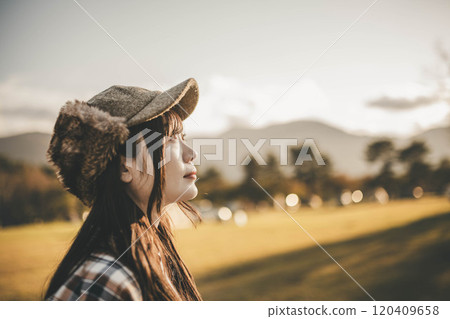 仰望天空的年輕女子 120409658