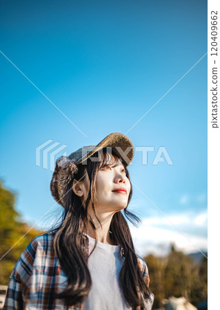 仰望天空的年輕女子 120409662
