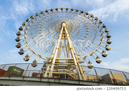Close-up of the Ferris wheel at the Mitsui Outlet Park Taichung Port in Taiwan. it is Mitsui Fudosan's second base in Taiwan. Close-up of the Ferris wheel at the Mitsui Outlet Park Taichung Port in Taiwan. it is Mitsui Fudosan's second base in Taiwan. 120409751