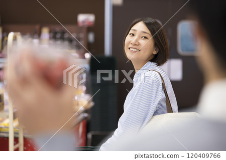 丈夫在超市向妻子展示產品 丈夫在超市向妻子展示產品 120409766