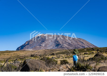 攀登坦尚尼亞的乞力馬扎羅山 攀登坦尚尼亞的乞力馬扎羅山 120409816