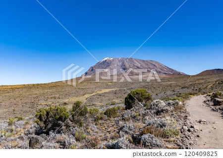 攀登坦尚尼亞的乞力馬扎羅山 120409825