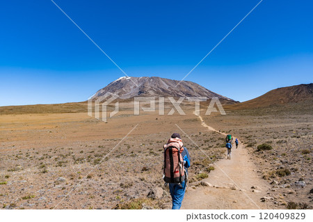 攀登坦尚尼亞的乞力馬扎羅山 攀登坦尚尼亞的乞力馬扎羅山 120409829