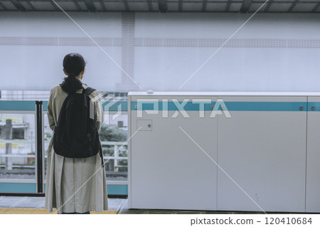 Oji Station: Back view of a woman waiting for a train 120410684