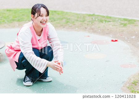 幼兒園老師和孩子們在遊樂設施前玩耍 120411028